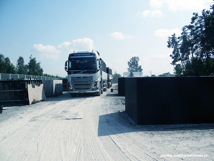 Transport szamb betonowych  w Kleczewie